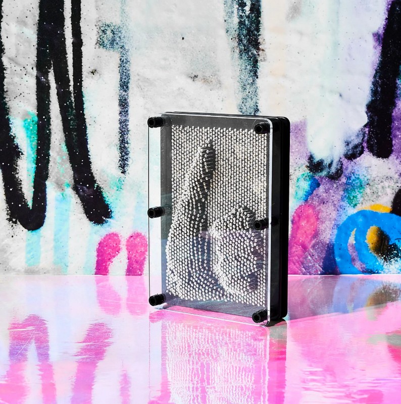 Pin art 3D interattiva con spille in metallo che consentono di inserirci le forme di proprio gradimento, con possibilità di ricominciare da capo in un attimo: un'originale e divertente idea regalo uomo, donna e ragazzi!